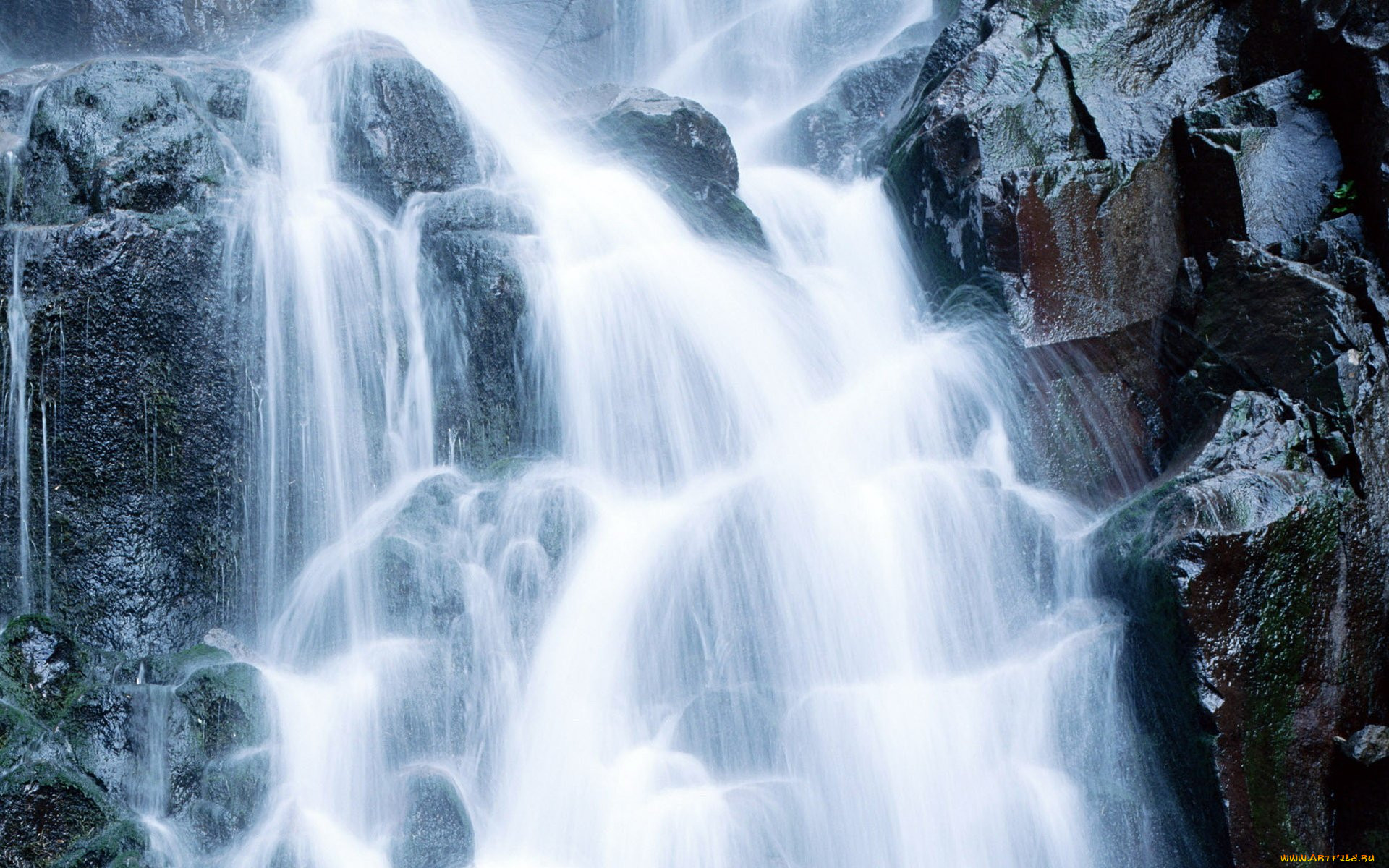 Водопад летящая вода. Водопад Фуиписиа. Водопад созье (Sauzier Waterfall). Водопад крупным планом. Фон для рабочего стола водопад.